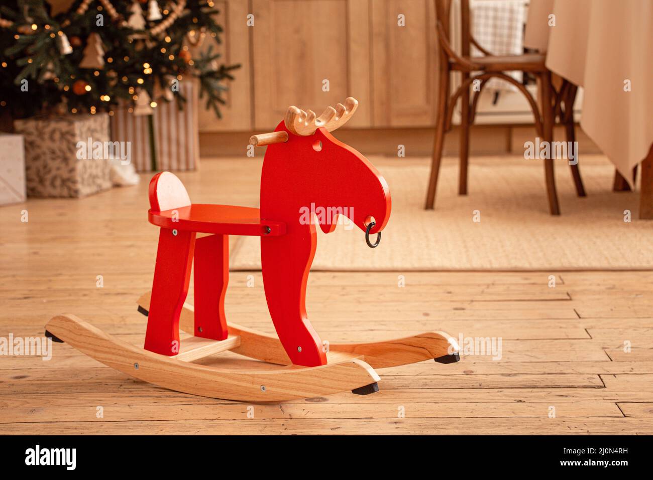 Cavallo a dondolo rosso con decori natalizi - Mobilia Store Home