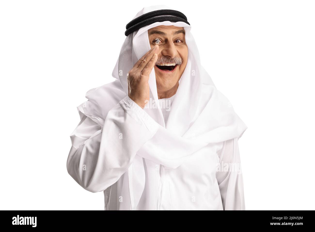 Allegro uomo arabo in abiti etnici sussurrando un segreto isolato su sfondo bianco Foto Stock