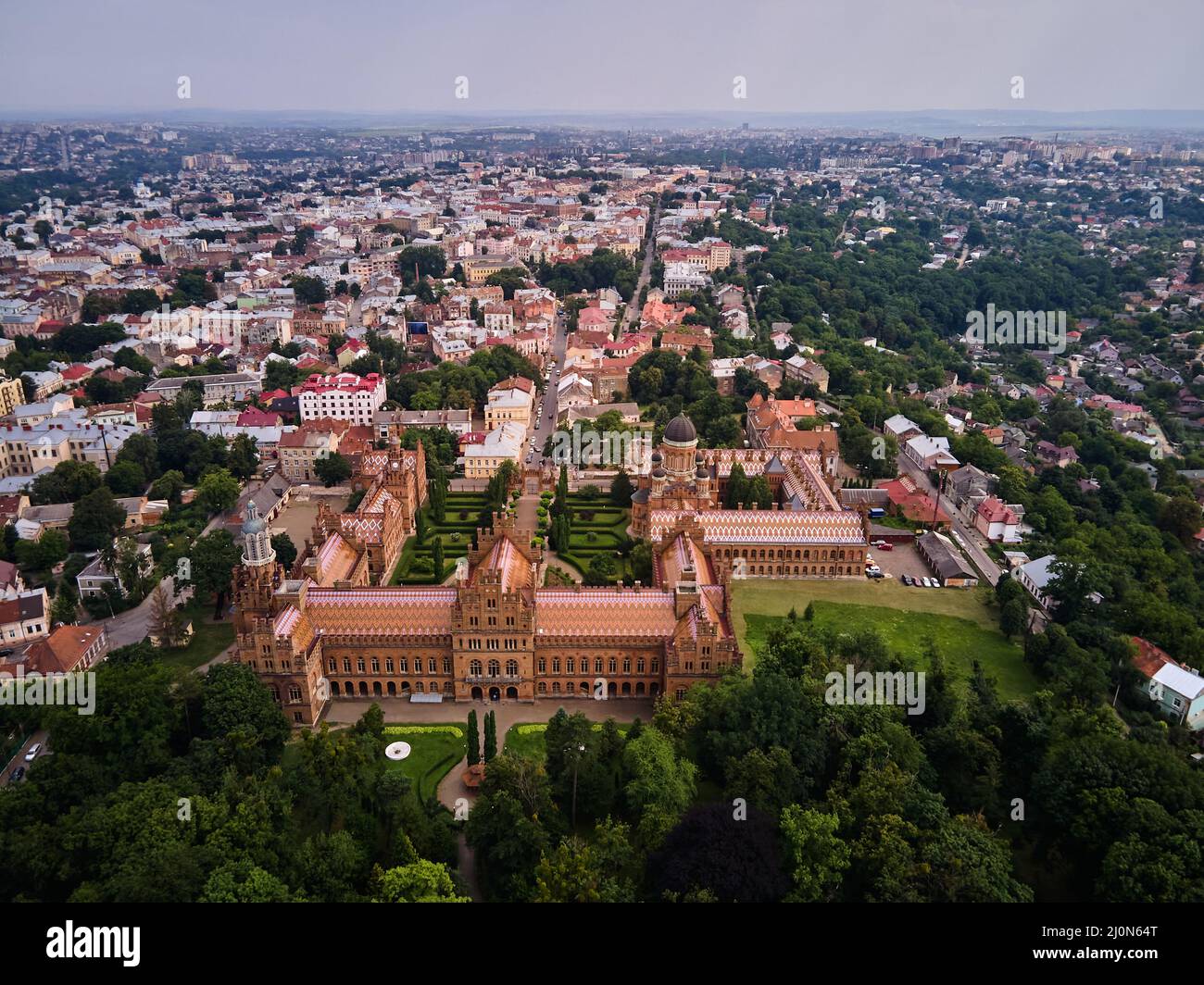 Veduta aerea dell'Università Nazionale di Yuriy Fedkovych Chernivtsi, Ucraina, monumenti architettonici dell'Ucraina occidentale, destinazione turistica di Chernivtsi. Foto Stock
