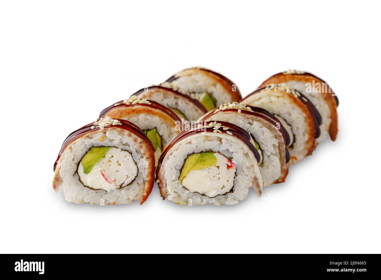 rotolo di sushi con carne di granchio, avocado, formaggio spalmabile, anguilla, salsa unagi e sesamo. Isolato su sfondo bianco Foto Stock