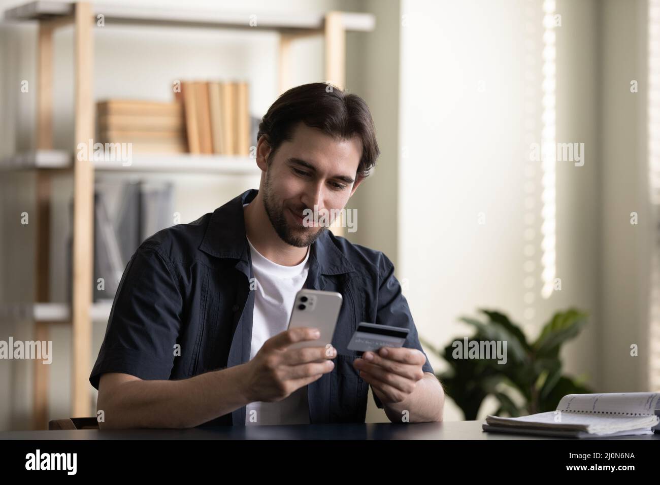 Cliente positivo soddisfatto che fa il pagamento per l'acquisto Foto Stock