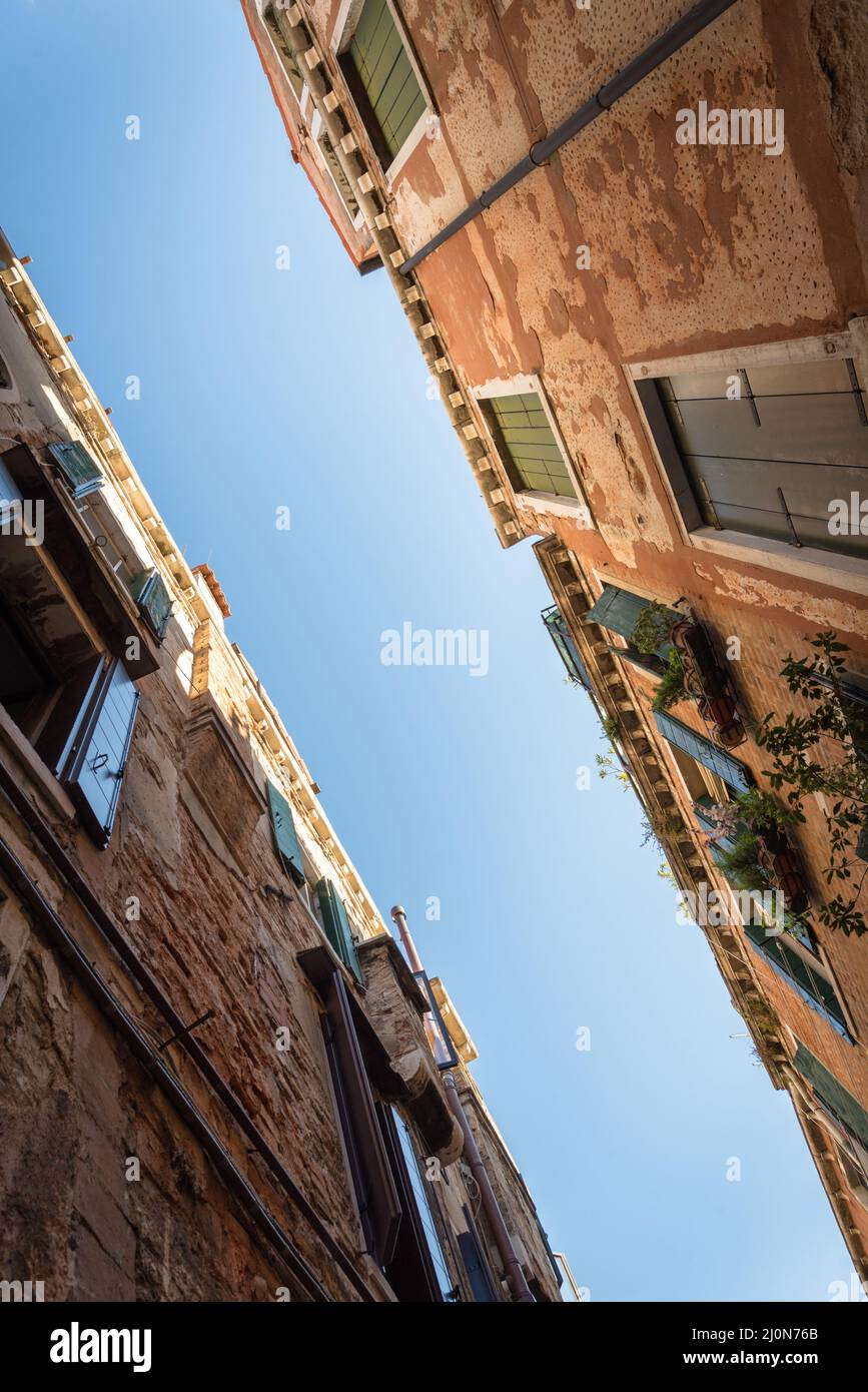 Foto del cielo tra le case con una prospettiva da vicino in alto Foto Stock