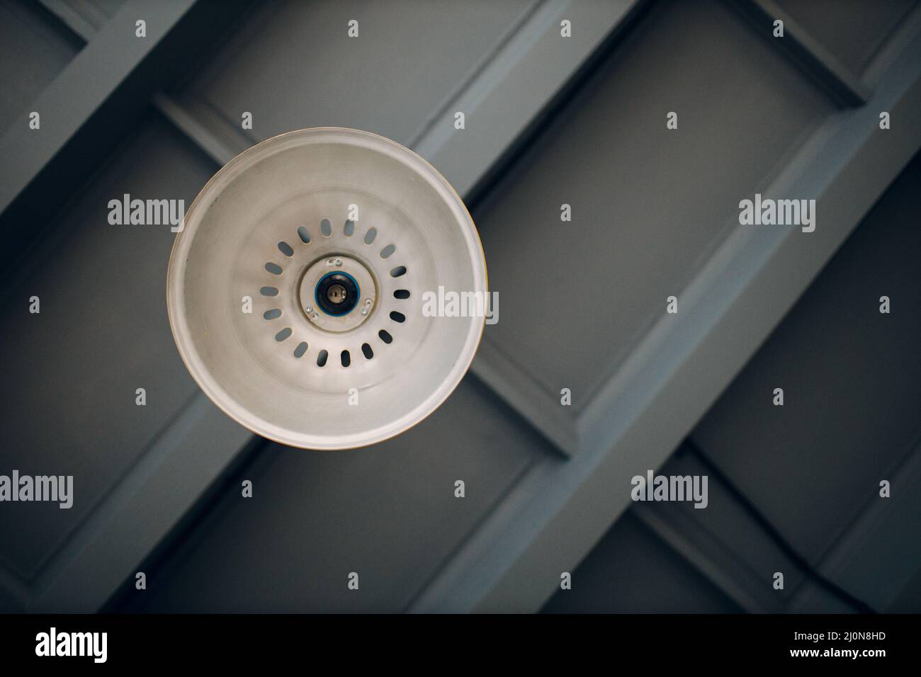 Moderno e minimalista lampadario in plafond sotto un soffitto in legno. Foto Stock