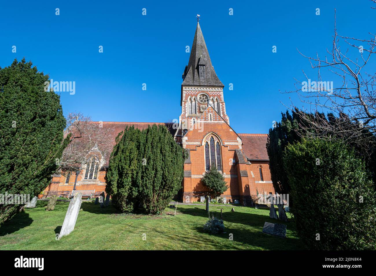 Chiesa della Santissima Trinità a Sunningdale, Berkshire, Inghilterra, Regno Unito in una giornata di primavera soleggiata Foto Stock