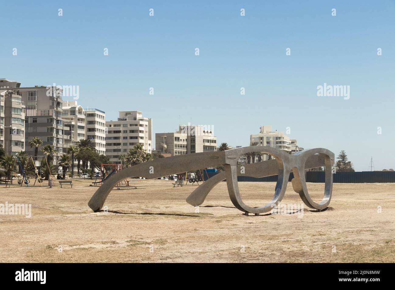 Enormi occhiali da sole sul lungomare di Sea Point. Foto Stock