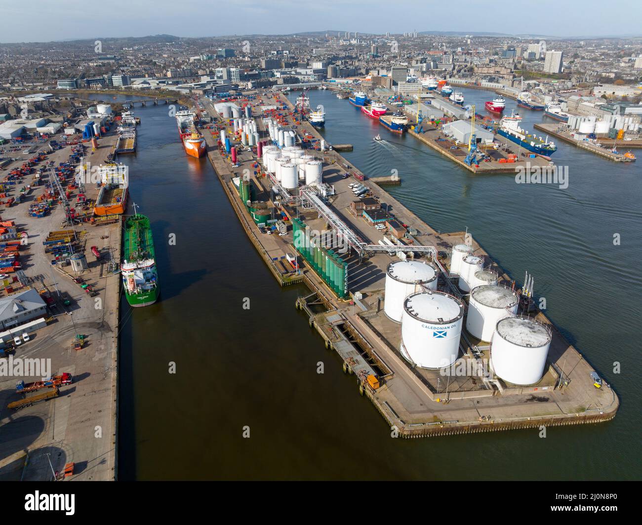 Vista aerea dal drone del porto e porto di Aberdeen, che è il fulcro per l'industria offshore del petrolio e del gas del Mare del Nord, Aberdeenshire, Scozia, Regno Unito Foto Stock