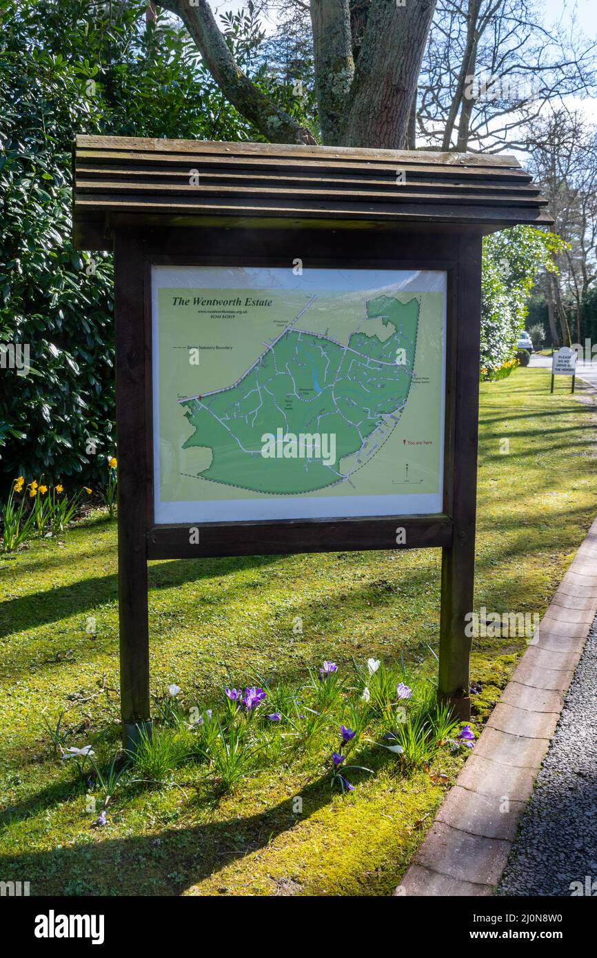 Wentworth Estate segno con mappa, una proprietà privata di grandi case costose vicino al golf club a Surrey, Inghilterra, Regno Unito Foto Stock