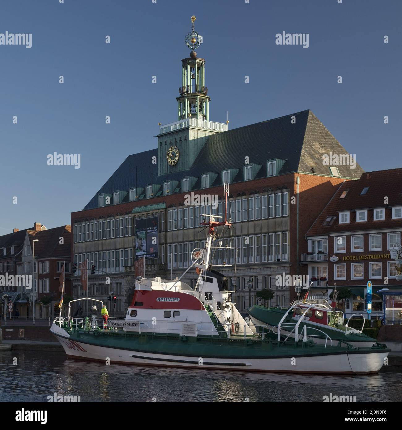 Nave museo Georg Breusing di fronte al Museo di Stato della Frisia Orientale, Ratsdelft, Emden, Germania Foto Stock