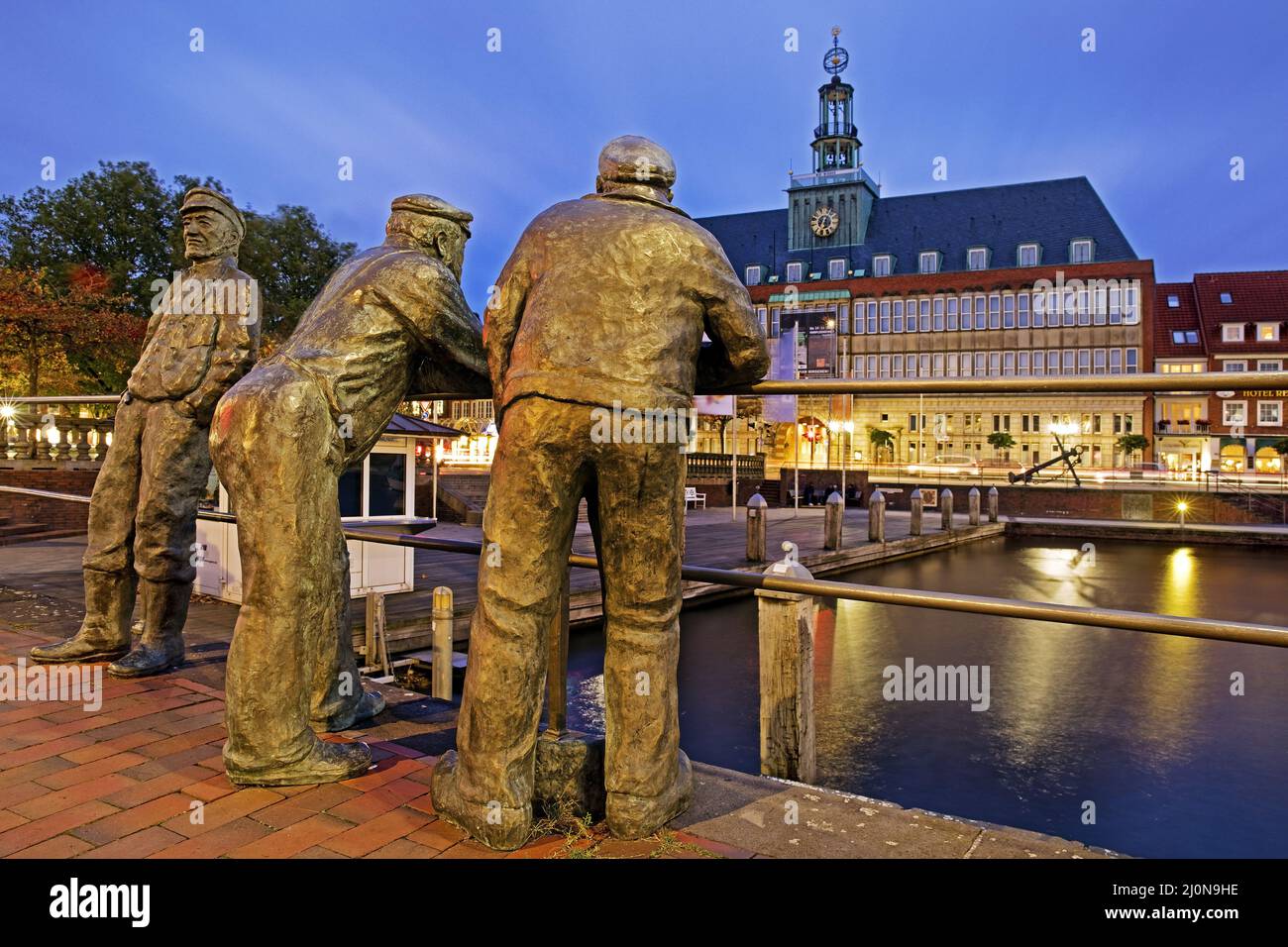 Delftspucker nel Ratsdelft di fronte al Museo di Stato della Frisia Orientale, Emden, Germania, Europa Foto Stock