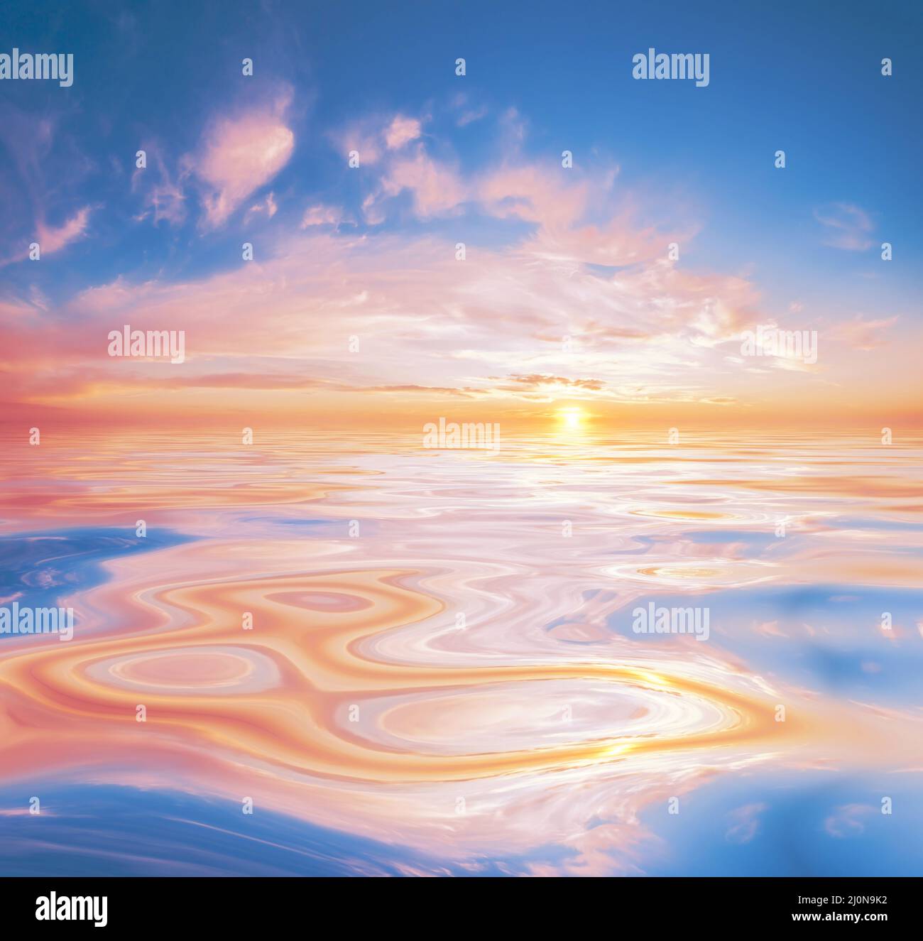 Le morbide nuvole rosa e arancio che si riflettono sull'acqua calma creano un paesaggio marino rilassante e onirico Foto Stock