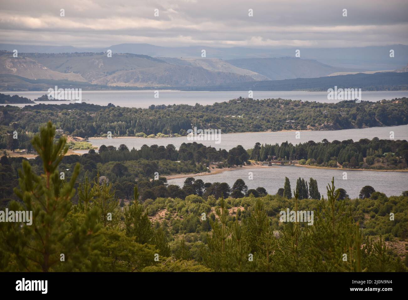 Splendida vista sui laghi in una foresta Foto Stock