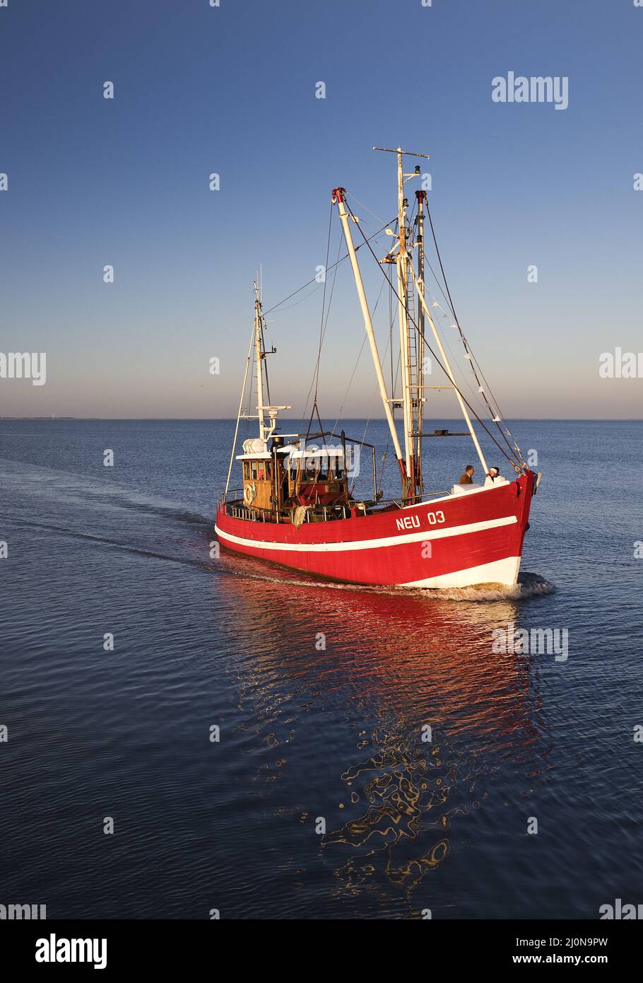 Taglierina per gamberetti di fronte all'ingresso del porto di Neuharlingersiel, bassa Sassonia, Germania, Europa Foto Stock