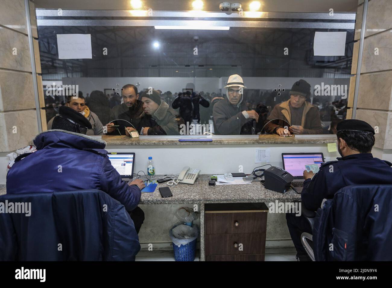 Beit Hanoun, territori palestinesi. 20th Mar 2022. I lavoratori palestinesi attendono al valico di Erez mentre lasciano Beit Hanoun nella striscia settentrionale di Gaza, per andare a lavorare all'interno di Israele. Israele si prepara a rilasciare 2.000 permessi di lavoro ai palestinesi che vivono a Gaza, portando il numero totale di lavoratori da parte israeliana a 12.000. Credit: Mohammed Talatene/dpa/Alamy Live News Foto Stock