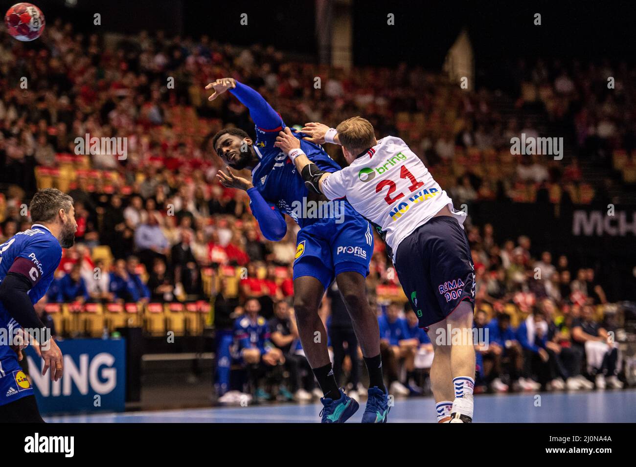 Herning, Danimarca. 19th Mar 2022. Dika Mem (10) di Francia e Magnus Gullerud (21) di Norvegia hanno visto durante la partita della Norlys Golden League 2022 tra Francia e Norvegia alla Jyske Bank Boxen di Herning. (Photo Credit: Gonzales Photo/Alamy Live News Foto Stock