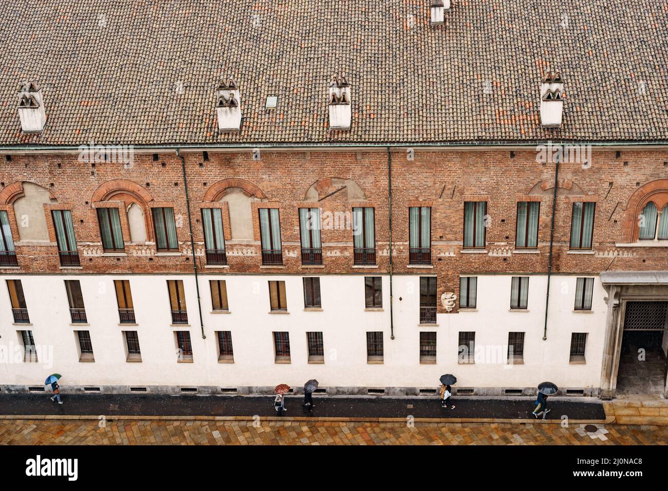 Facciata di un edificio con alte finestre strette. Milano, Italia Foto Stock
