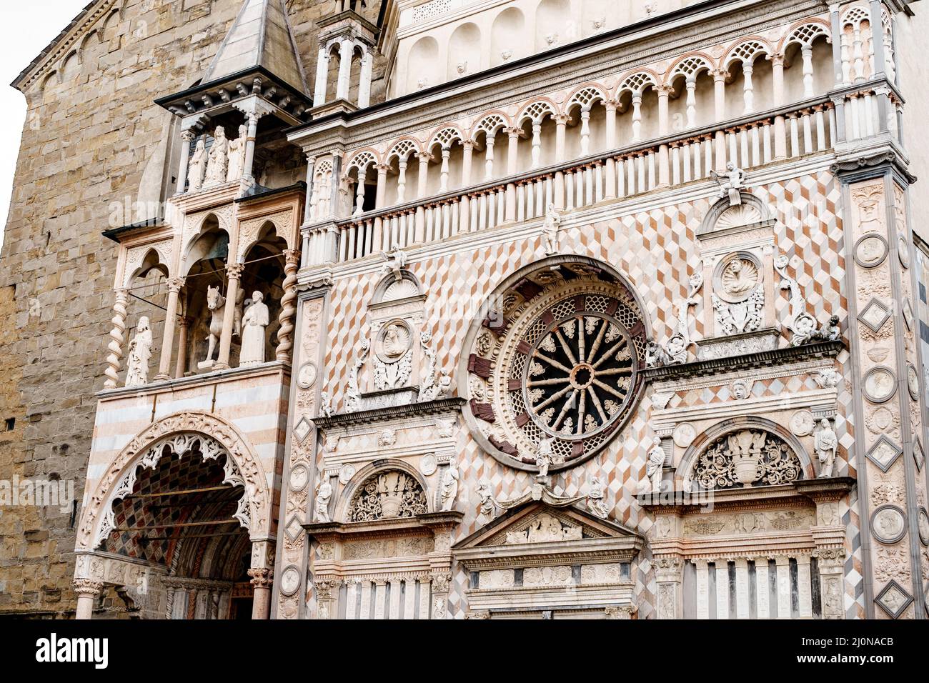 Statue, colonne e modanature in stucco sulla facciata della Cappella Colleoni. Bergamo, Italia Foto Stock