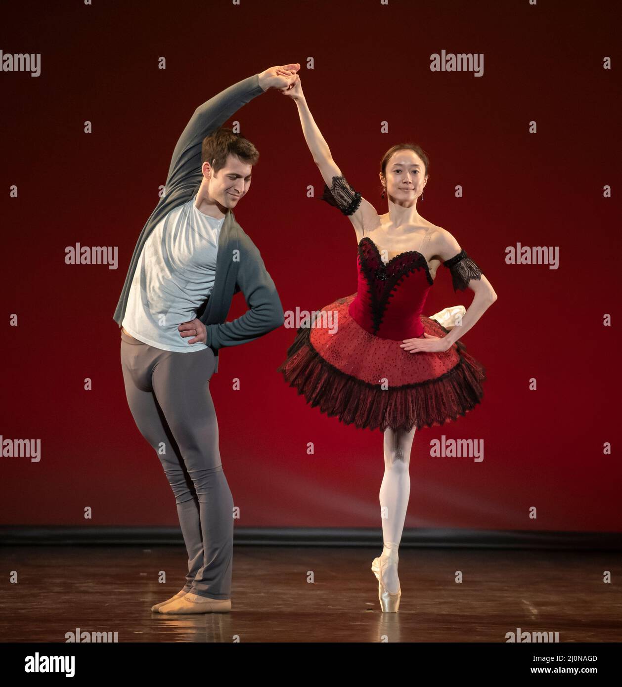 Il London Coliseum, Regno Unito. 19 marzo 2022. Prove per il gala di beneficenza “Dance for Ukraine”, diretto dalle ex star del Royal Ballet Ivan Putrov (Ucraina) e Aline Cojocaru (Romania), che si sono svolte alle ore 7,30pm del 19 marzo 2022 per raccogliere fondi per le persone bisognose in Ucraina. I proventi della manifestazione saranno devoluti al Disaster Emergency Committee (DEC), Ukraine Humanitarian Appeal. Immagine: Miki Mizutani del Giappone (Balletto reale di Birmingham) e Mathias Dingman degli Stati Uniti (Principal, Balletto reale di Birmingham) si esibiscono durante le prove. Credit: Malcolm Park/Alamy Live News Foto Stock