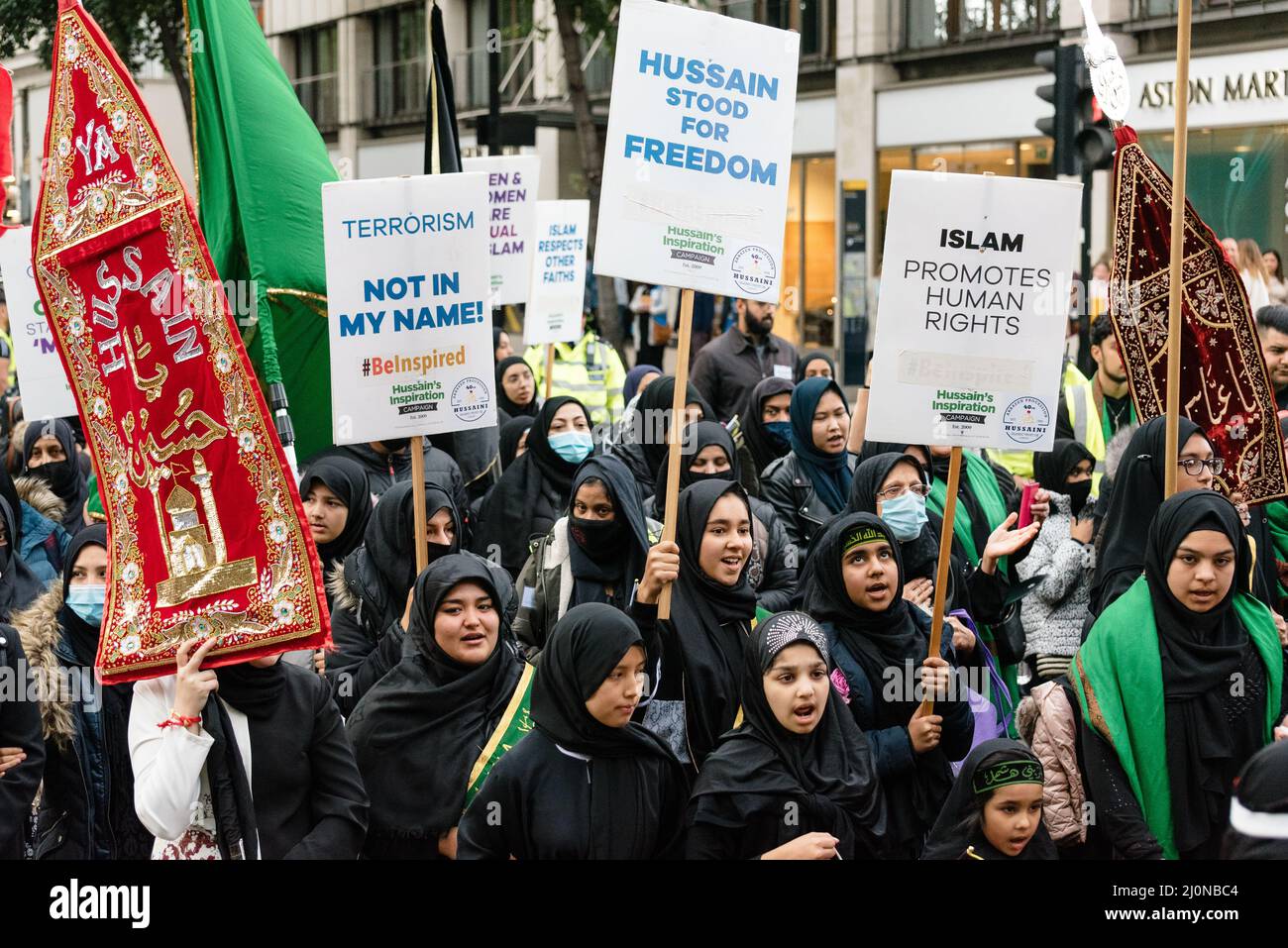 Londra, Regno Unito. 3 ottobre 2021. Centinaia di musulmani marciano a Londra per l'annuale processione Arbaeen in onore di Husain ibn Ali Foto Stock