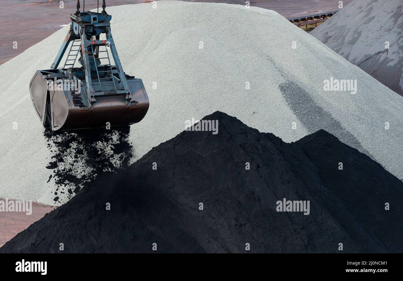 Germania, Amburgo, il porto alla rinfusa Hansaport, l'importazione di carbone duro e minerale per le fabbriche siderurgiche e le centrali elettriche tedesche, il carbone è importato dalla Russia, dalla Colombia, dal Canada, dall'Australia e da altri paesi Foto Stock