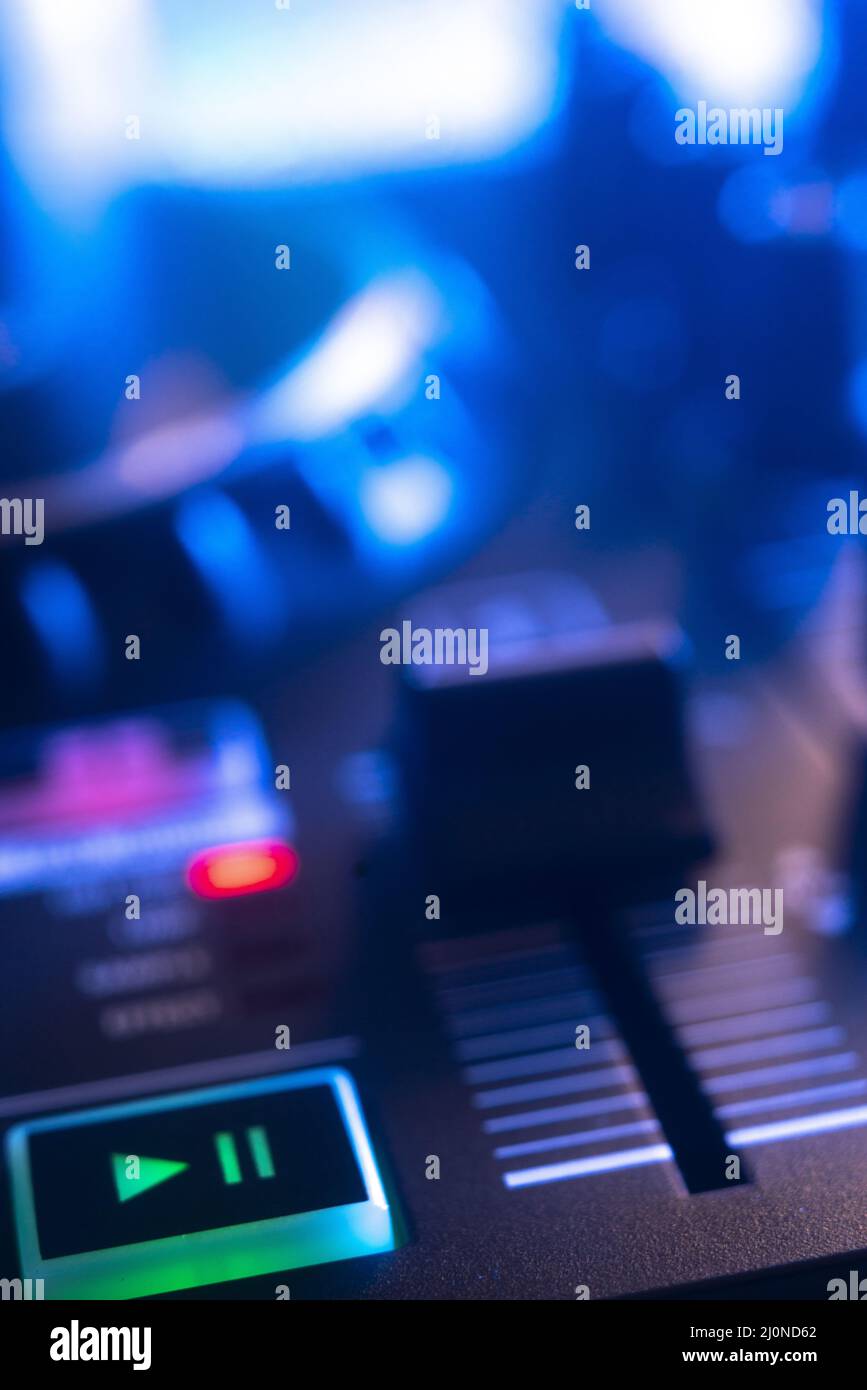 Giradischi DJ nel nightclub Foto Stock