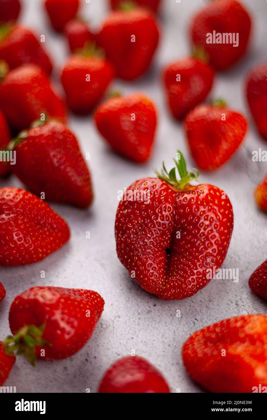 Fragole sul tavolo con vista dall'alto. Bacche rosse modello. Raccolto di fragole. Cibo ancora vita sotto i riflettori. Sfondo rosso bacche. Vita morta. Foto Stock