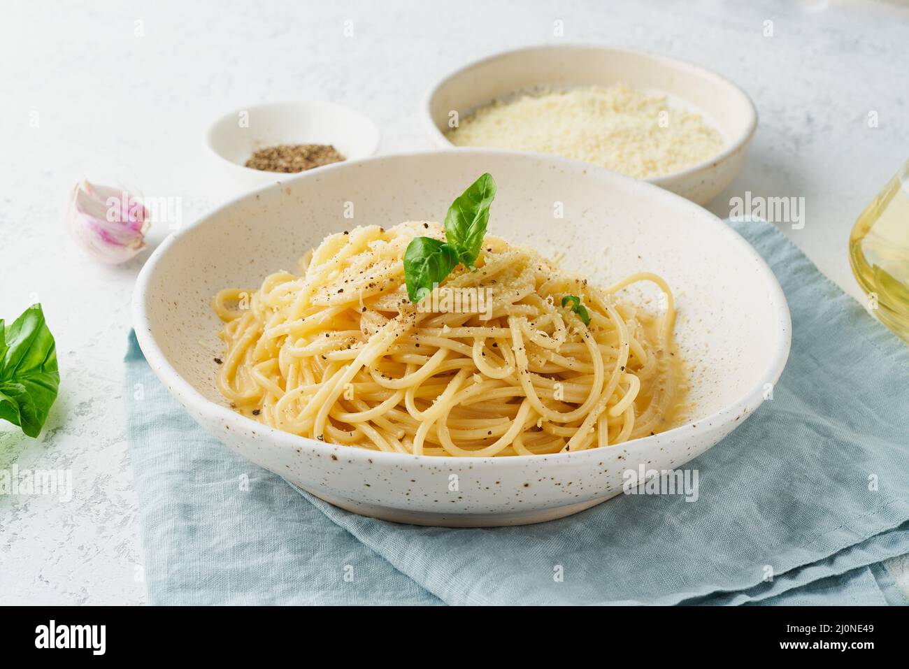 Pasta cacio e pepe. Spaghetti al parmigiano e pepe. Foto Stock