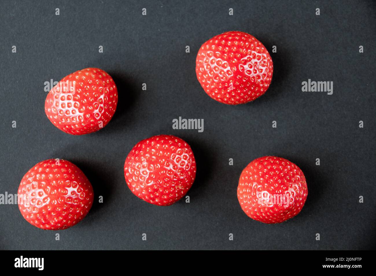 Le fragole sulla tavola nera Foto Stock