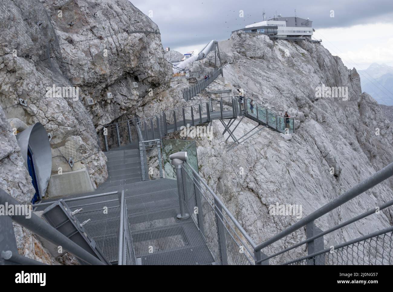 Skywalk su Dachstein. Scala a nulla. Ponte sospeso nelle Alpi austriache. Schladming-Dachstein, Austria, Europa Foto Stock
