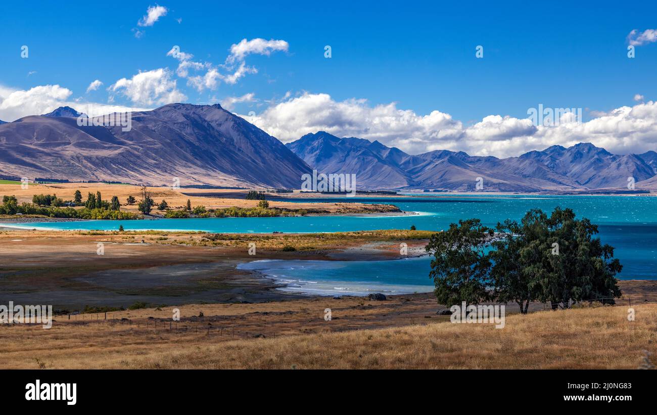 Vista in lontananza il Lago Tekapo su un giorno d'estate Foto Stock