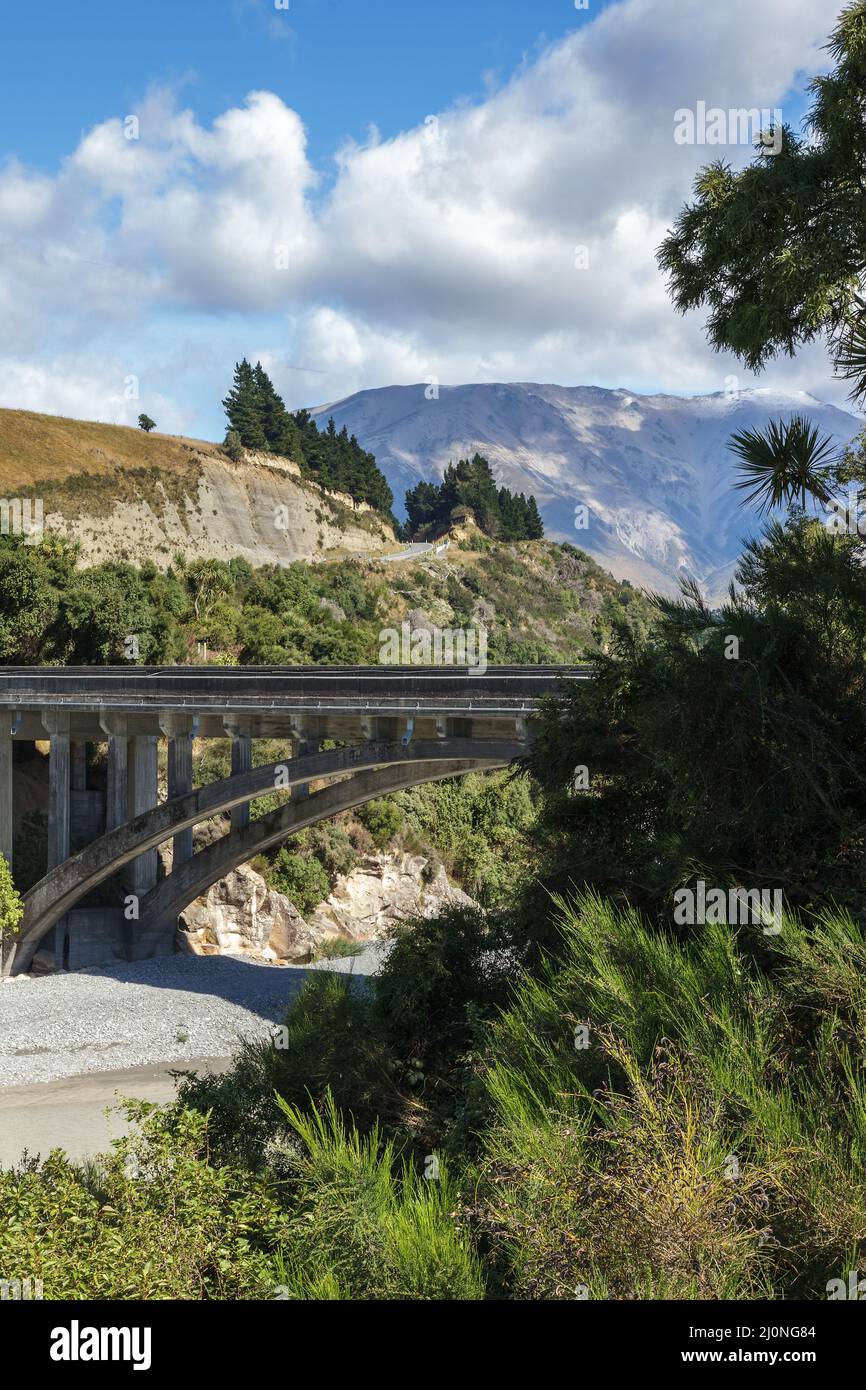 Fiume RAKAIA, PIANURE DI CANTERBURY, NUOVA ZELANDA - FEBBRAIO 25 : Vista del moderno ponte sul fiume Rakaia in Nuova Zelanda su Foto Stock