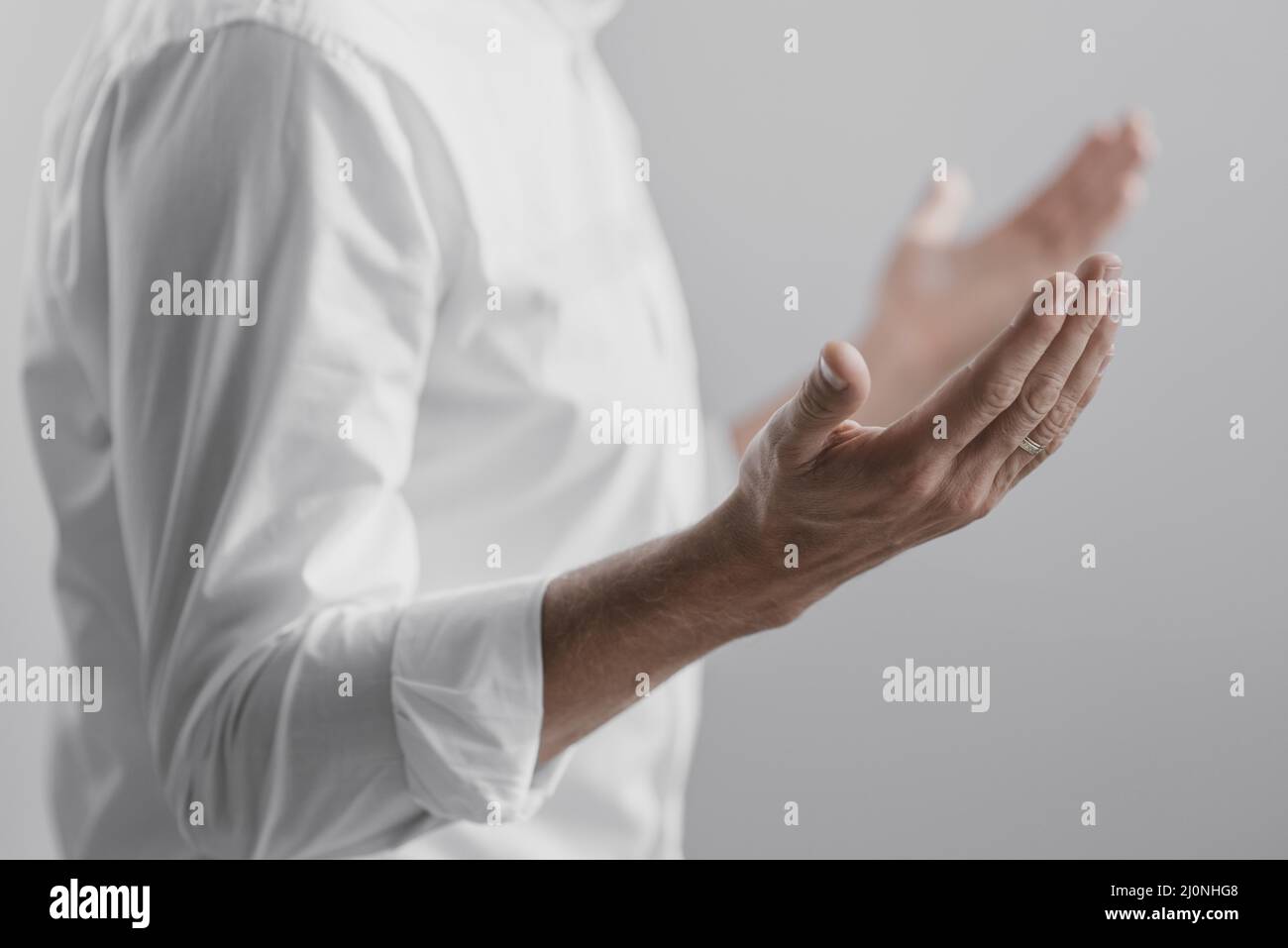 L'uomo prega da solo la divinità casa . Alta qualità e risoluzione bellissimo concetto di foto Foto Stock