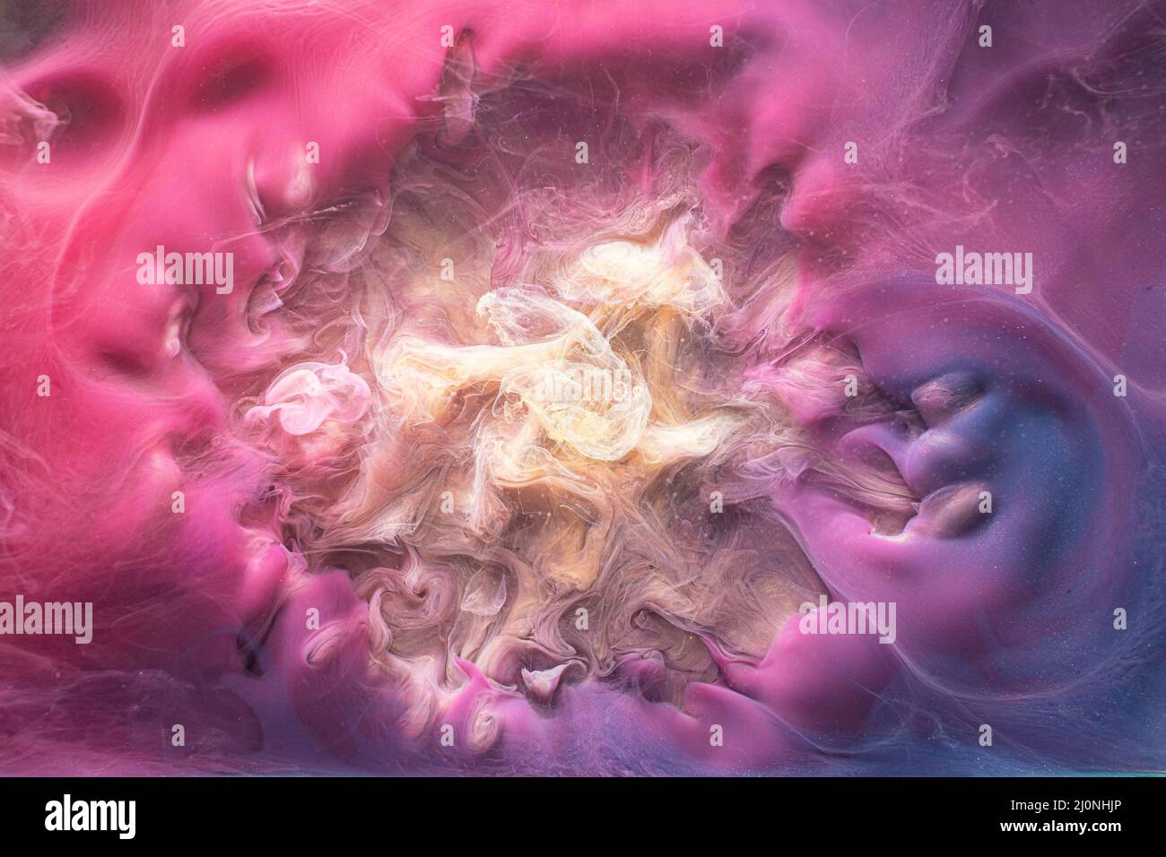 inchiostro acqua spruzzi misterioso alchimia nebbia magenta Foto Stock