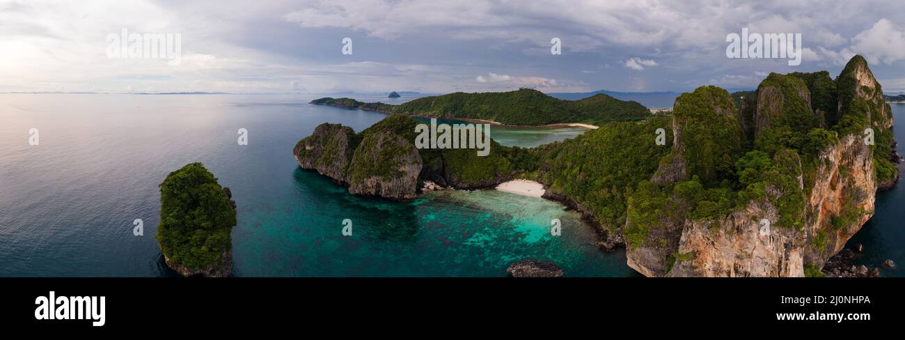 Koh Phi Phi Thailandia, Turquoise acque cristalline Thailandia Koh Pi Pi, vista panoramica aerea di Koh Phi Phi Island in Thailandia Foto Stock