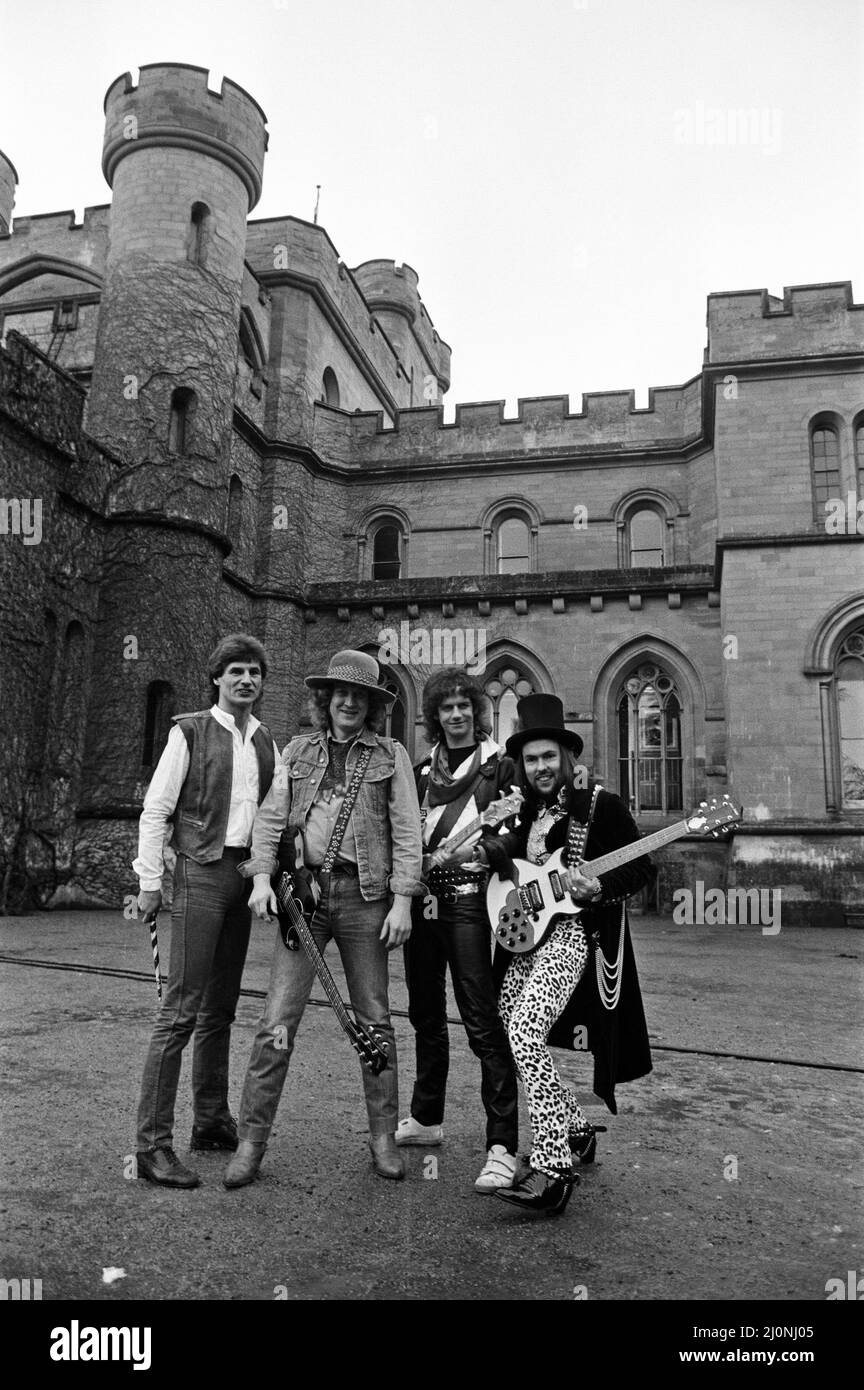 Slade (Dave Hill, Don Powell, Noddy Holder e Jim Lea) ha girato un nuovo video al castello di Eastnor, vicino a Ledbury. 26th gennaio 1984. Foto Stock