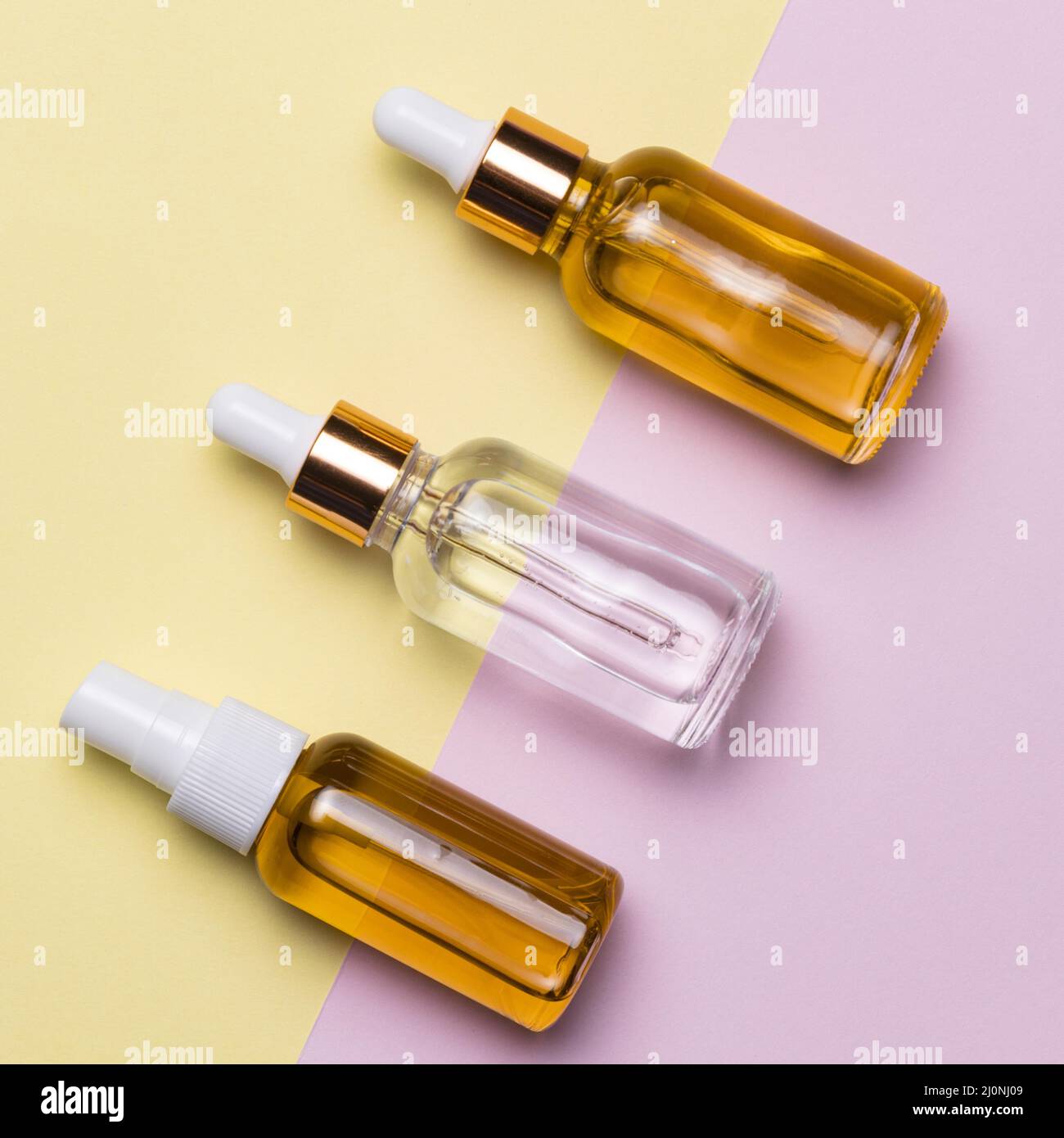 Vista dall'alto della disposizione dei flaconi per siero. Alta qualità e risoluzione bellissimo concetto di foto Foto Stock