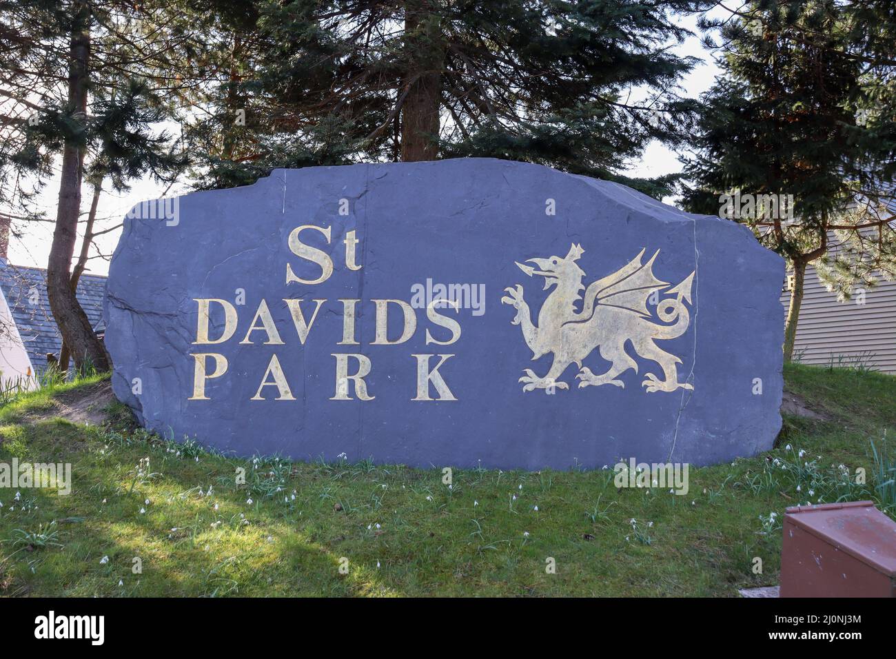 Segnaletica a St Davids Park, Ewloe, Galles del Nord, incluso il drago gallese Foto Stock