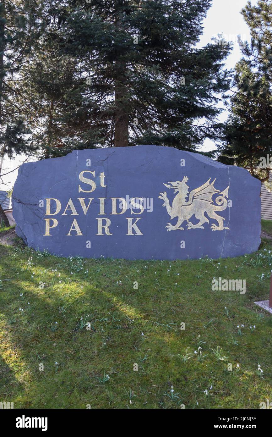 Segnaletica a St Davids Park, Ewloe, Galles del Nord, incluso il drago gallese Foto Stock