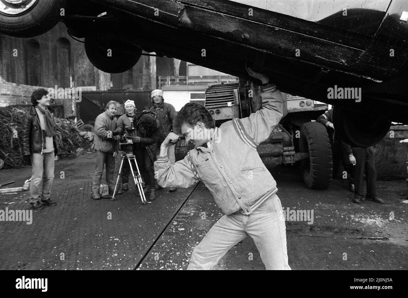 UB40 filmare un video film in un deposito. Il video film presenterà brani del loro album "Labor of Love". Nella foto, Brian Travers, sassofonista con la band e produttore del video. 21st gennaio 1983. Foto Stock