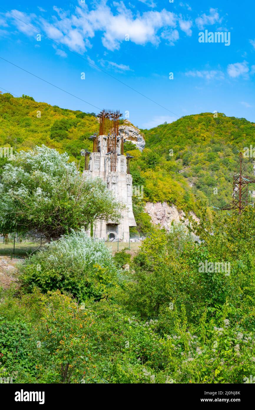 struttura in calcestruzzo sulla strada in georgia Foto Stock