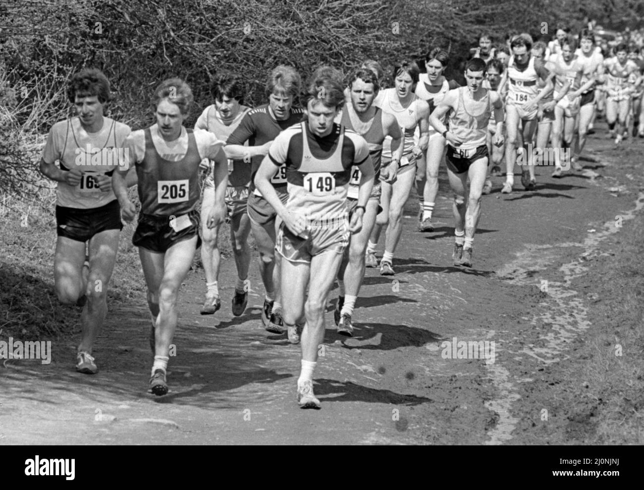 I primi leader nella corsa di Guisborough Moors che si appropria di Belmangate, sono 149 Martin Pearson di Mandale Harriers, 205 David Leaf di Rowntrees e 169 Stephen Gamble di Middlesbrough e Cleveland Harriers, 17th aprile 1983. Foto Stock