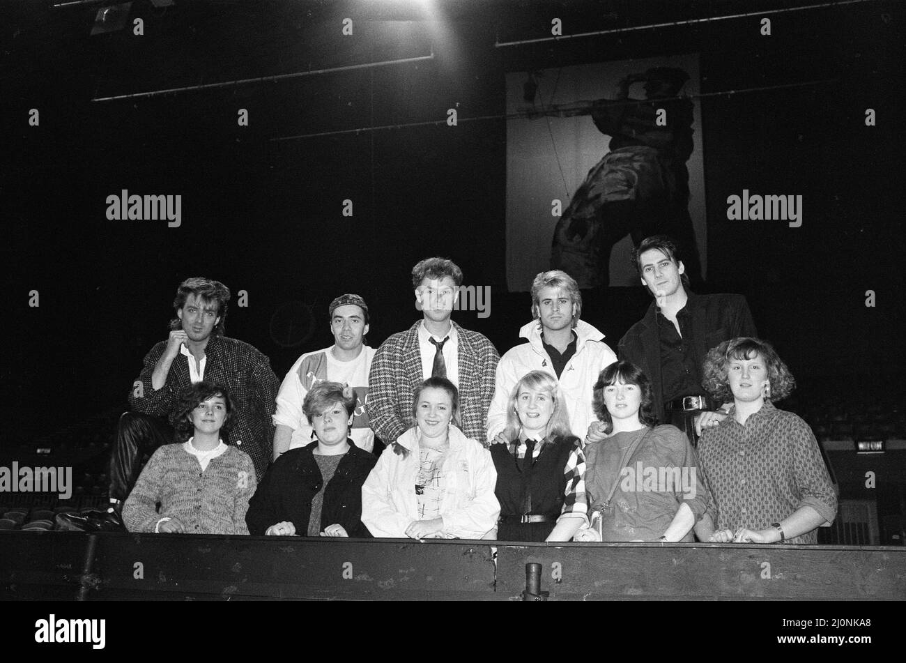 Sei giovani donne hanno incontrato Spandau Ballet (Martin Kemp, John Keeble, Gary Kemp, Steve Norman e Tony Haldey) alla Wembley Area, parte del loro premio in un Daily Mirror Rock & Pop Competition. 7th dicembre 1984. Foto Stock