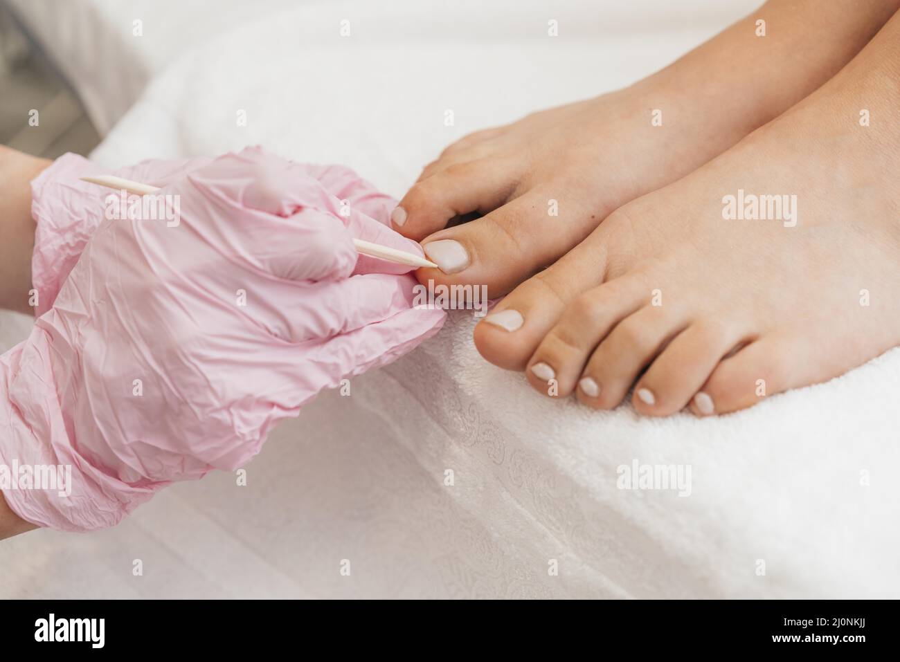 Pedicurist indossare guanti di protezione piedi . Alta qualità e risoluzione bellissimo concetto di foto Foto Stock