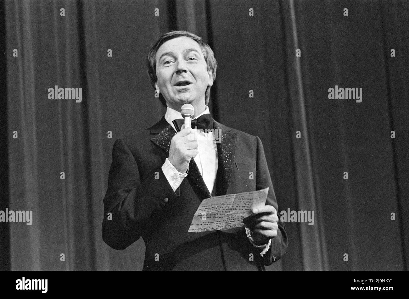 Stelle omaggio al compianto Eric Morecambe. Des o'Connor prende sul palco. 9th novembre 1984. Foto Stock