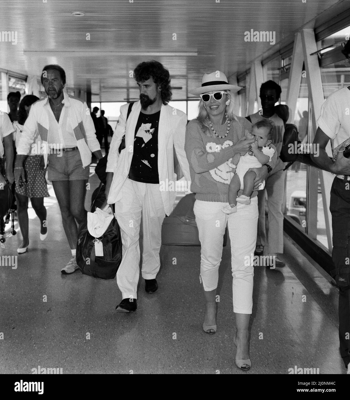 Billy Connolly e sua moglie Pamela Stephenson e la loro figlia Daisy arrivano all'aeroporto di Heathrow dalle Barbados, dove Billy ha girato. 31st maggio 1983. Foto Stock