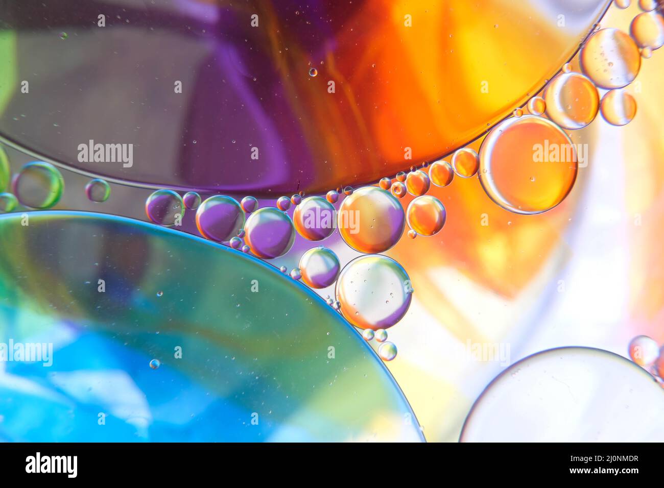 foto astratta di gocce d'olio galleggiano su un'acqua Foto Stock