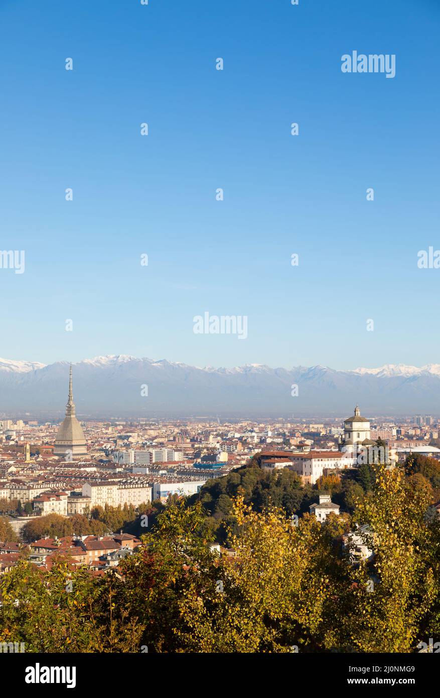 Panorama torinese con le Alpi e Mole Antonelliana, Italia. Skyline simbolo della Regione Piemonte con Monte dei Cappuccini - Cappuccini Foto Stock