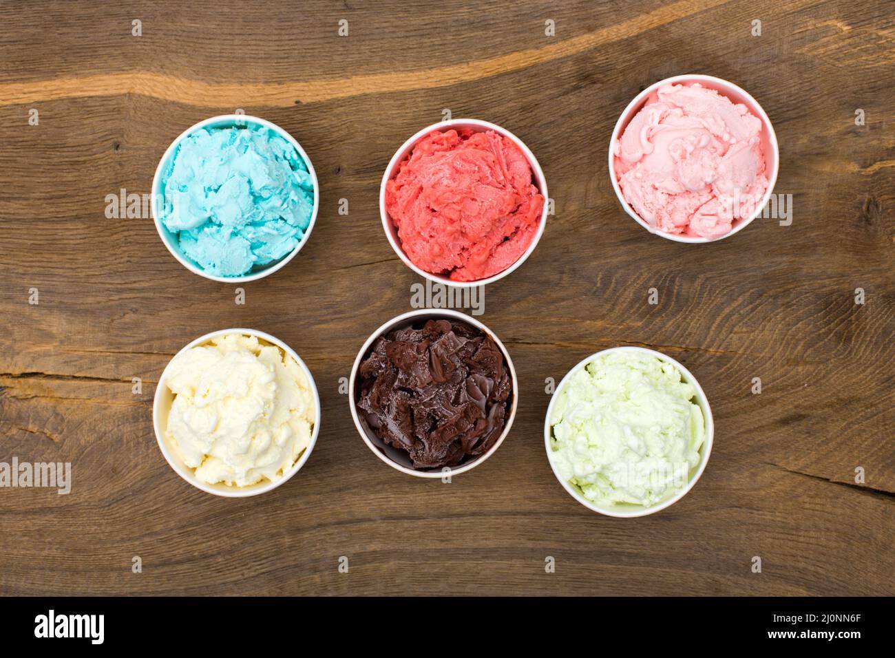Tazze con gelato di gusti diversi. Foto Stock