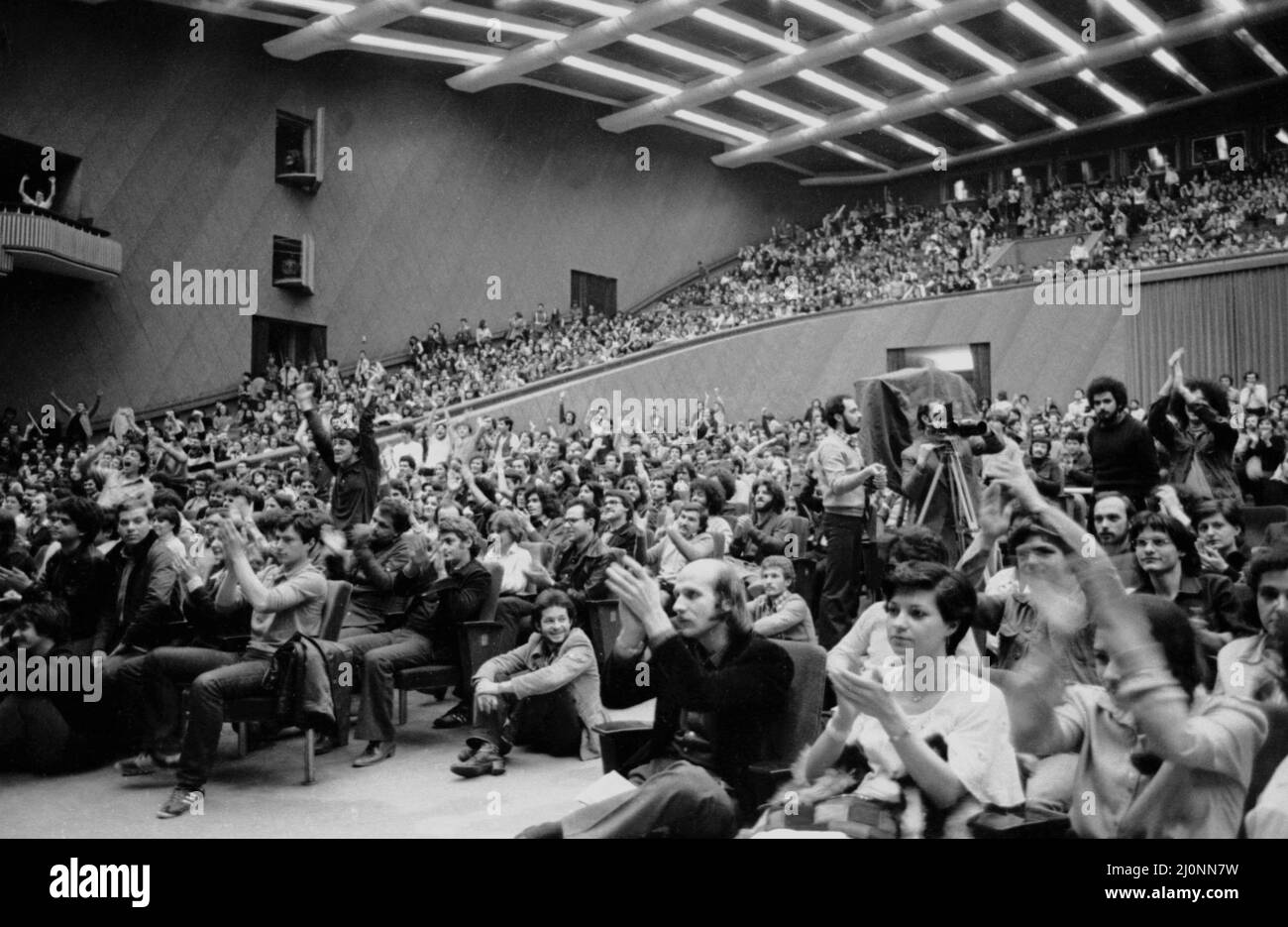 Bucarest, Romania, circa 1974. Casa piena all'interno della Sala polivalente durante un concerto. Foto Stock