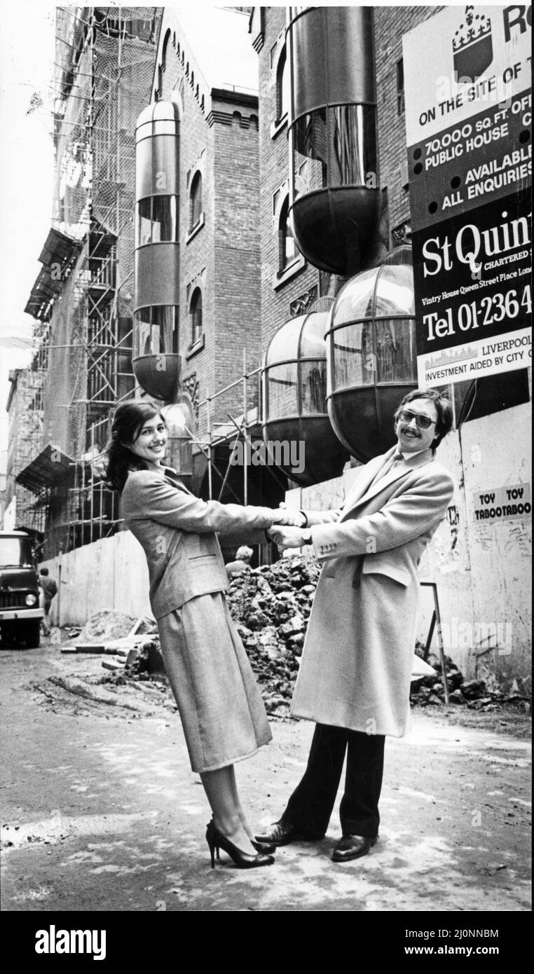 Janet Jameson e suo zio Gerry Moran in Matthew Street a Liverpool, Inghilterra. Janet ha venduto la sua casa e ha investito il suo risparmio di vita in una nuova impresa bistrot per essere nominato. Ha avuto l'aiuto finanziario da suo zio, Gerry Moran, e il bistrot si aprirà presto a Liverpool's Matthew Street. Matthew Street è stata la sede del famoso Cavern Club, dove i Beatles hanno suonato i loro primi spettacoli. Foto scattata il 3rd marzo 1984. Foto Stock