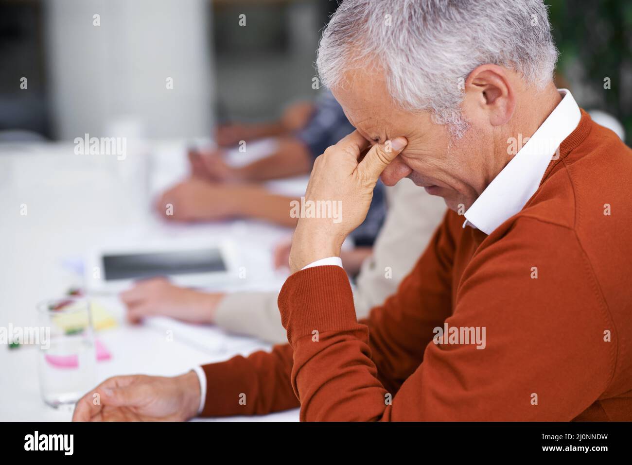 Il suo stressante è il capo. Scatto corto di un uomo d'affari maturo che osserva sollecitato. Foto Stock